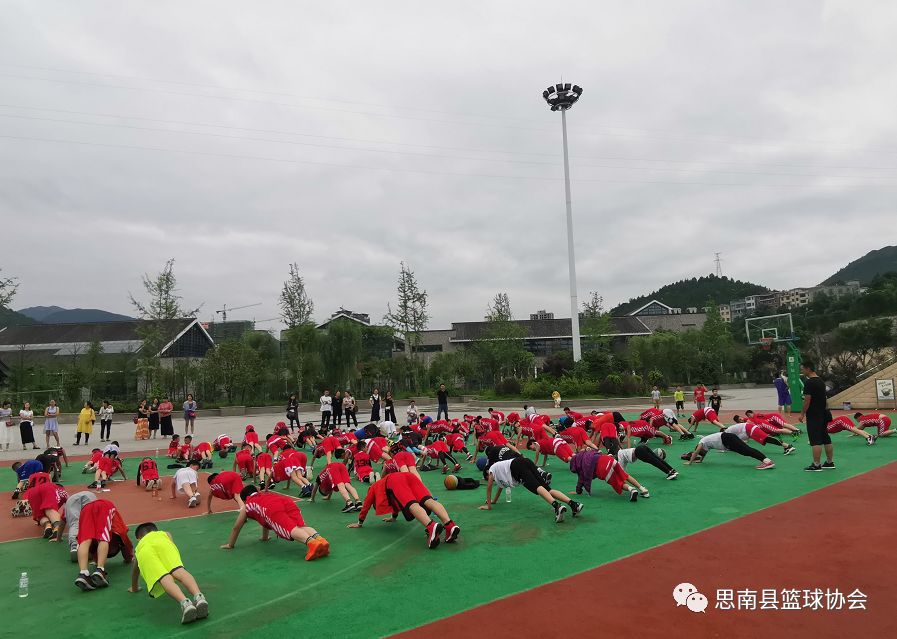 季后赛如何通过团队训练提升默契_1